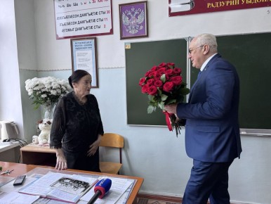 Воспитавшая поколения. Она принадлежит к той удивительной категории людей, для которых слово «учитель» – не профессия, а призвание и смысл всей жизни