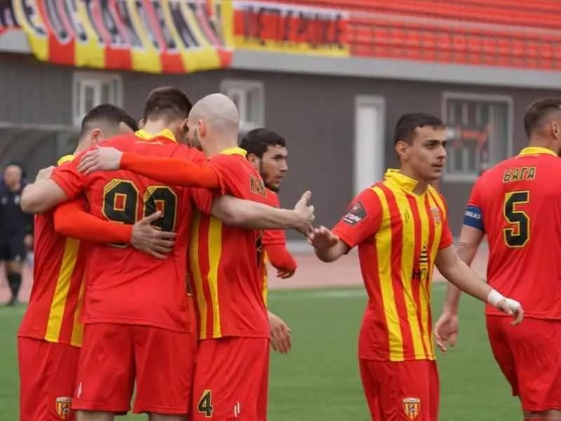 ИЗ СВЕЖЕГО НОМЕРА. Голевой нокаут за десять минут Новому наставнику красно-желтых Дмитрию Фомину предстоял дебют перед владикавказскими болельщиками на домашнем поле в Грозном, и премьера удалась на все сто процентов