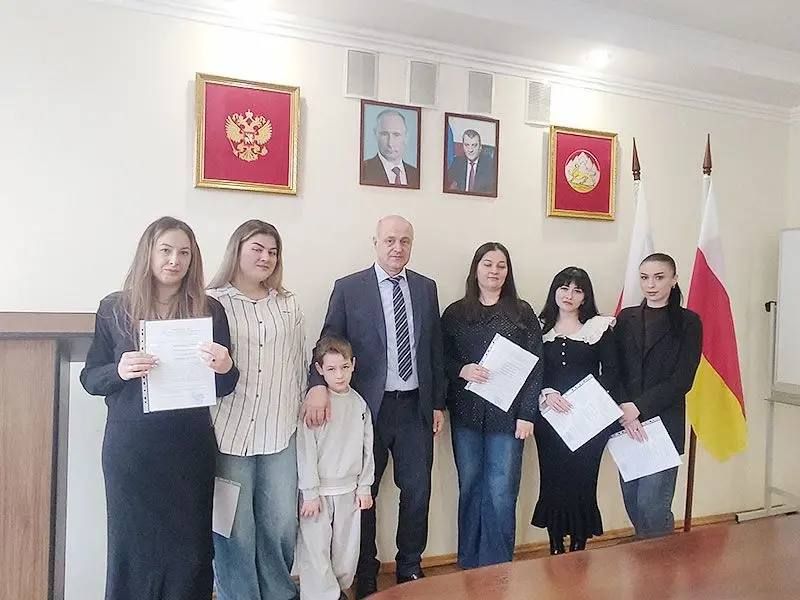 ИЗ СВЕЖЕГО НОМЕРА. . Сертификаты – на мечту В Алагирском районе за последние пять лет свидетельства о праве на получение социальной выплаты на приобретение жилых помещений или создание объектов индивидуального жилищного...