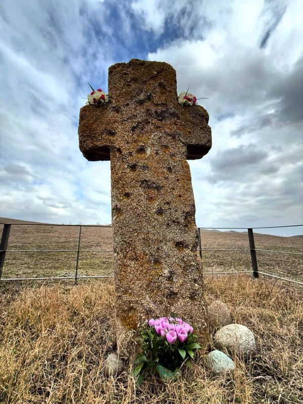 В Заманкуле прошел традиционный молебен у аланского креста «Зылын цырт»