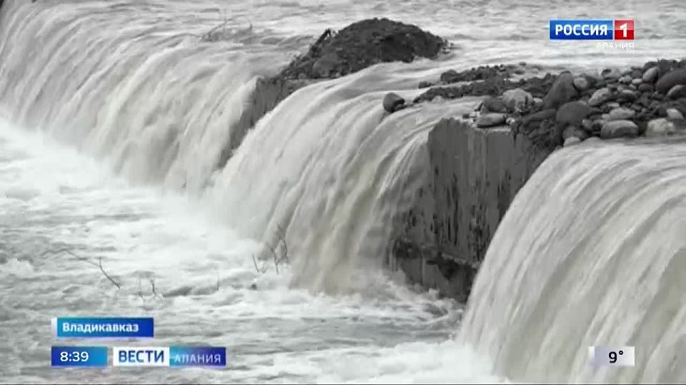 Во Владикавказе продолжаются плановые мероприятия по расчистке русла Терека