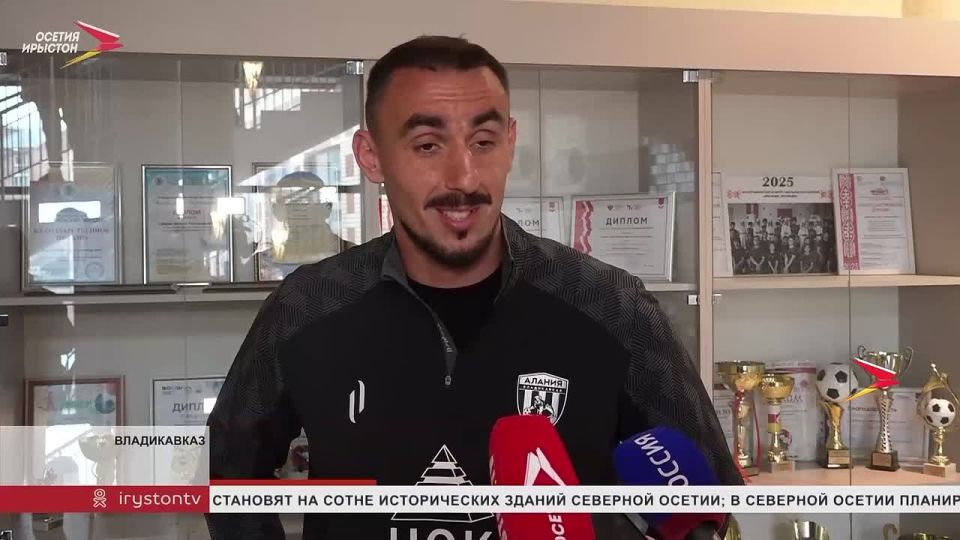 В центре образования "Интеллект" прошла встреча школьников с футболистами клуба "Алания"