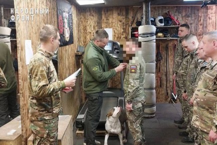 Награда за мужество и храбрость: медали Жукова удостоен разведчик и его четвероногий напарник