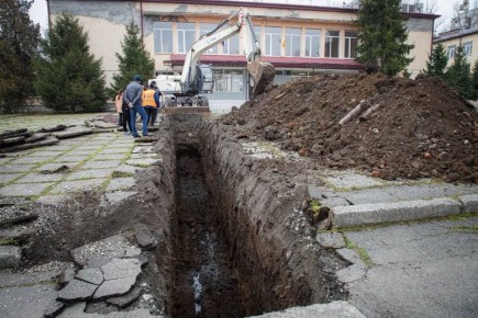 Во дворе СОШ № 29 ведутся работы по замене трубы