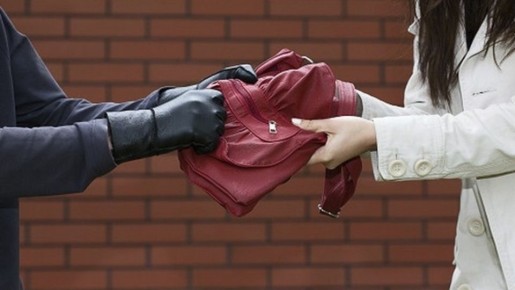 Как защитить себя от уличных грабежей в 2026 году: полезные советы и действия при нападении