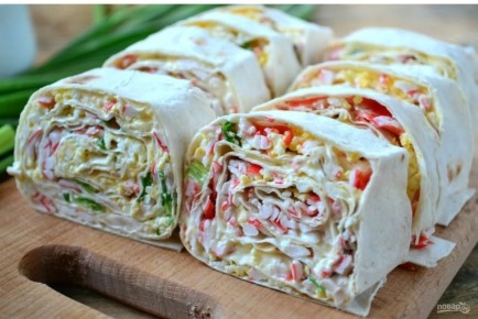 Неповторимый друг на вашем праздничном столе: рулет из лаваша с крабовыми палочками