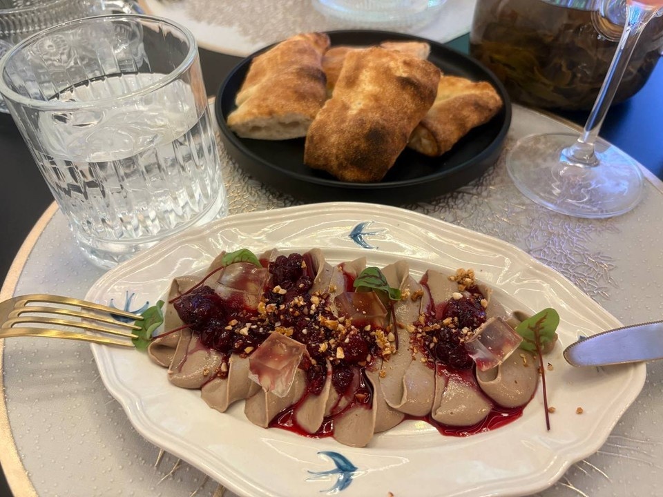 Как организовать праздничный стол для пожилых: советы от гериатра