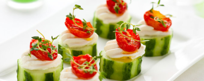 Огурцы с творожной начинкой: освежающая закуска для любого повода