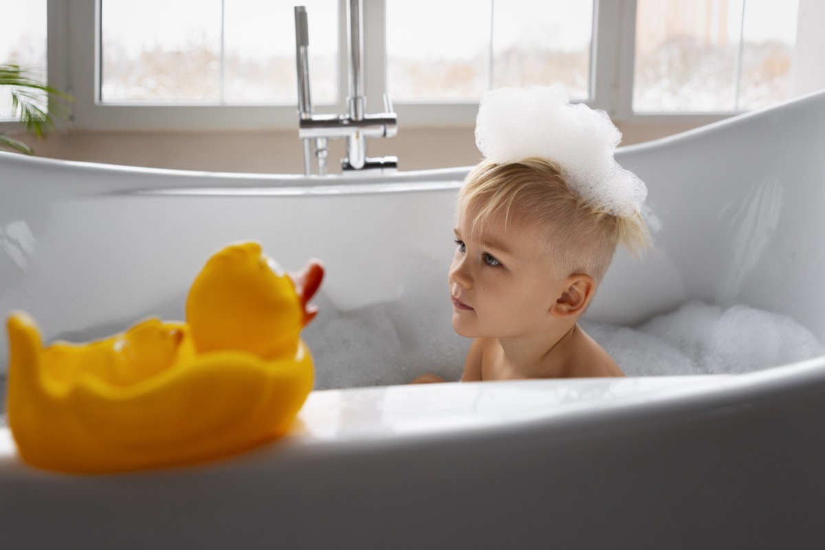 Вечерние ритуалы: как купание помогает детям преодолевать страхи