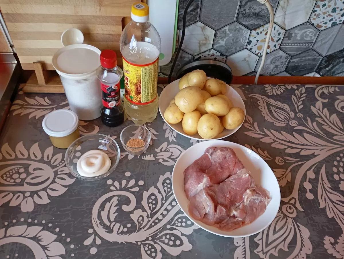 Запечённый молодой картофель с мясом: вкусный рецепт к праздничному столу