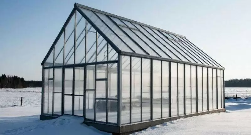 Уборка снега с крыши теплицы: как не навредить растениям