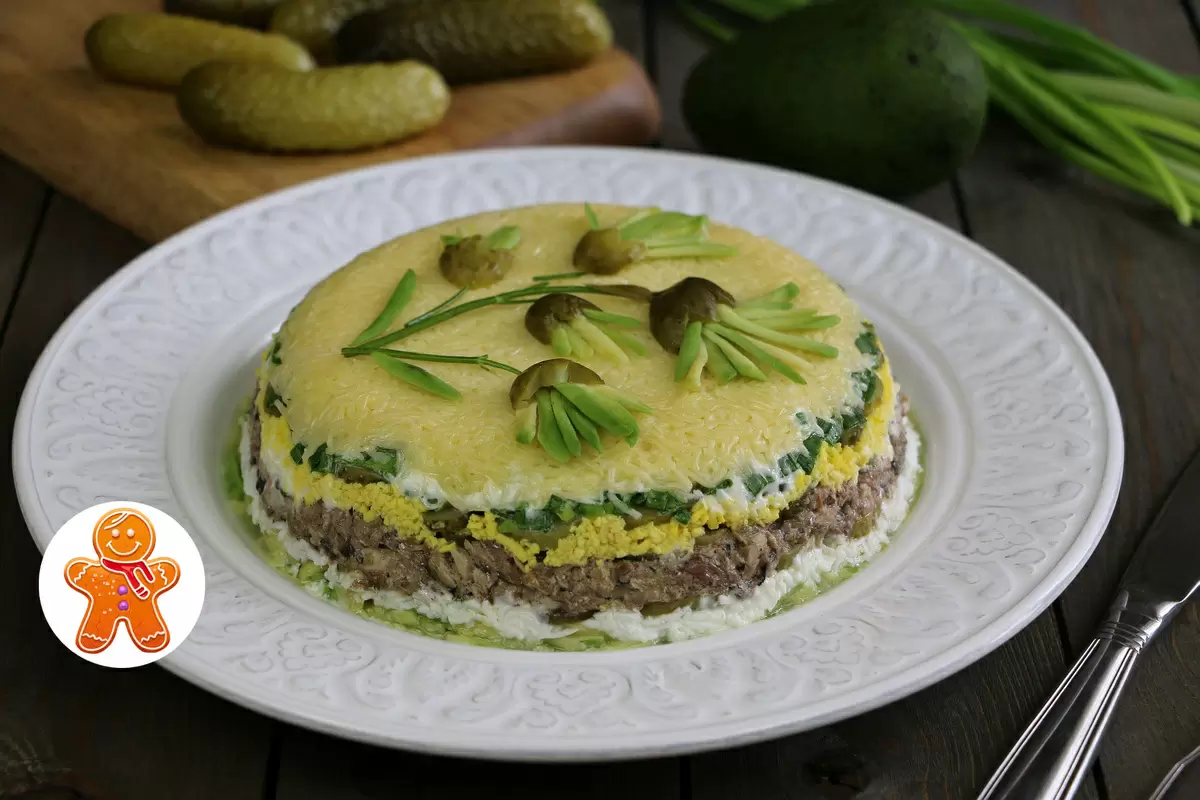 Слоеный рыбный салат "Водолей": простой рецепт для праздничного стола