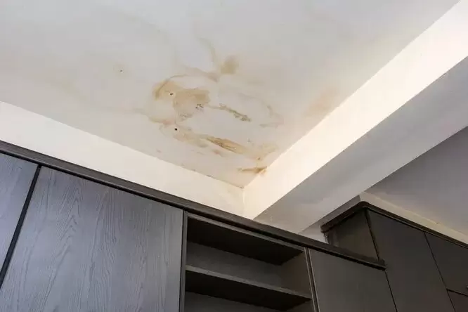 Как избавиться от водяных пятен на потолке: практическое руководство