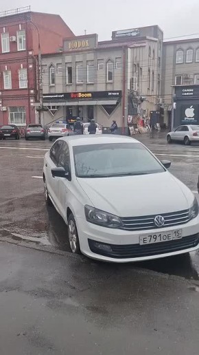 Кадры вчерашнего инцидента во Владикавказе, где вооруженный мужчина захватил в заложники сотрудницу букмекерской конторы