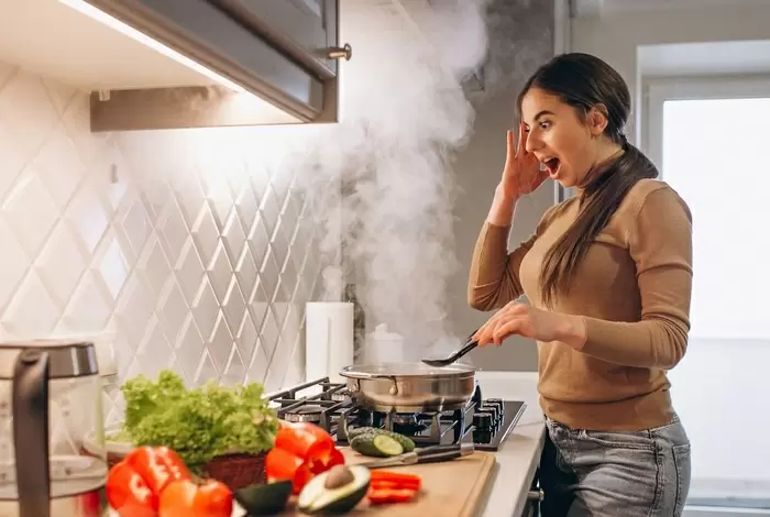 Как избавиться от кухонных запахов: проверенные советы для неожиданных гостей