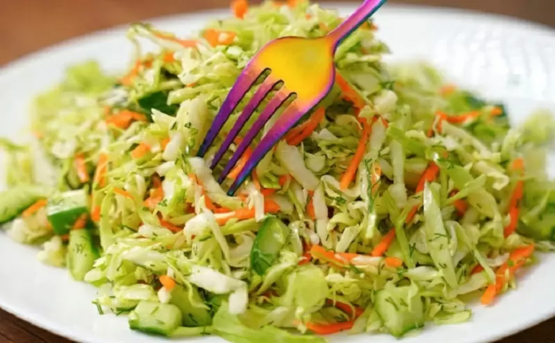 Праздничный зимний салат из пекинской капусты: быстро и сочно!