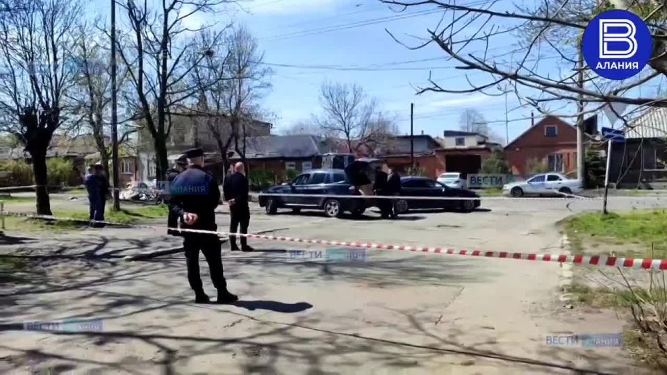 Территория, прилегающая к месту утреннего взрыва во Владикавказе по-прежнему оцеплена, мусоровоз уже увезли на полигон для дальнейшего обследования взрывотехниками
