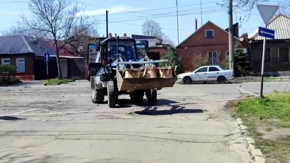 С контейнерной площадки, у которой сегодня утром прогремел взрыв, понемногу начали вывозить мусор