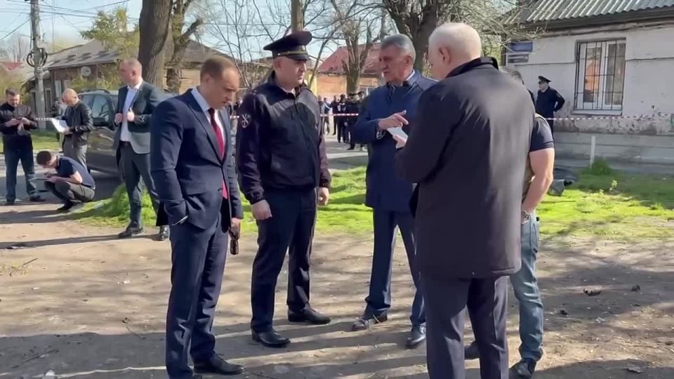 Мусоровоз решили не разгружать на месте - его отбуксируют на полигон