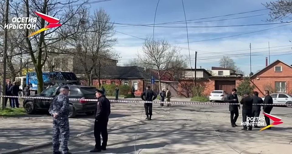 Тело погибшего ещё не увезли, сотрудники МЧС проводят следственные мероприятия