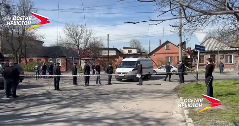Тело погибшего увезли на карете судебно-медицинской экспертизы, сообщает НТК «Осетия - Иристон»