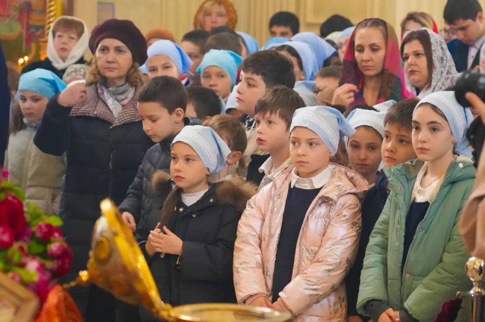 Поздравил архиепископа Владикавказского и Аланского Герасима, духовенство и всех православных верующих республики с 15-летием со дня воссоздания Владикавказской епархии