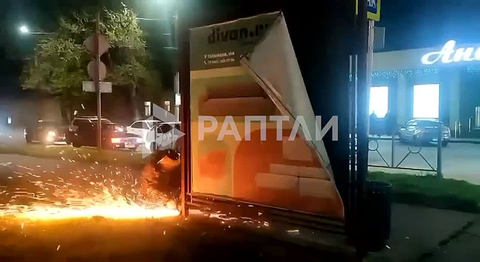 Память не продается: во Владикавказе снесли баннер, на котором вместо портретов фронтовиков повесили рекламу — указ главы Северной Осетии Сергея Меняйло