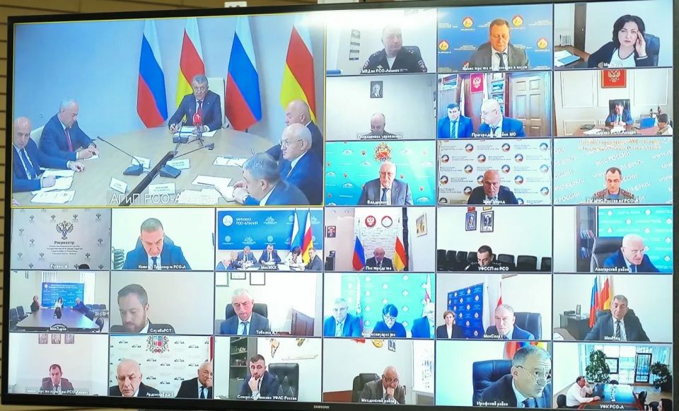 Глава РСО – Алания Сергей Меняйло провел еженедельное аппаратное совещание с участием руководителей органов исполнительной власти и муниципальных образований, представителей правоохранительных и надзорных структур республики Глава РСО – Алания Сергей Меняйло провел еженедельное аппаратное совещание с участием руководителей органов исполнительной власти и муниципальных образований, представителей правоохранительных и надзорных структур республики
