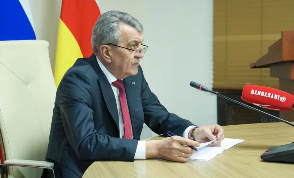 Глава РСО – Алания Сергей Меняйло провел еженедельное аппаратное совещание с участием руководителей органов исполнительной власти и муниципальных образований, представителей правоохранительных и надзорных структур республики