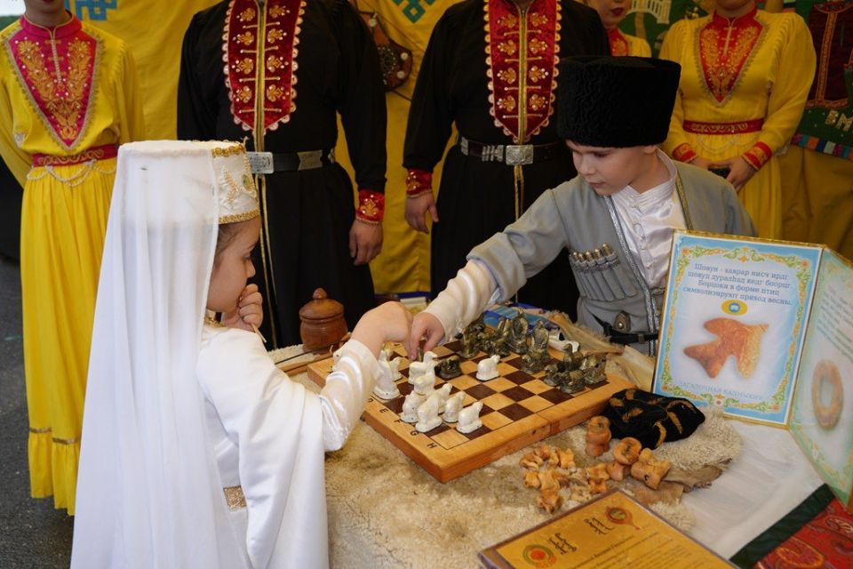 Селение Комсомольское второй год становится площадкой для проведения яркого и масштабного межрегионального фестиваля национальных культур «Единство народов – сила России» Селение Комсомольское второй год становится площадкой для проведения яркого и масштабного межрегионального фестиваля национальных культур «Единство народов – сила России»