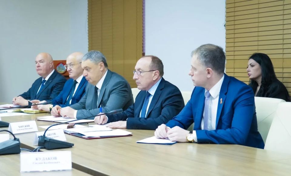 Глава РСО – Алания Сергей Меняйло провел еженедельное аппаратное совещание с участием руководителей органов исполнительной власти и муниципальных образований, представителей правоохранительных и надзорных структур республики Глава РСО – Алания Сергей Меняйло провел еженедельное аппаратное совещание с участием руководителей органов исполнительной власти и муниципальных образований, представителей правоохранительных и надзорных структур республики
