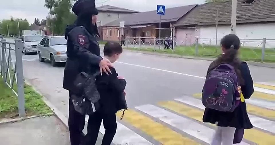 Госавтоинспекция Кировского района и «Родительский патруль» напомнили школьникам о правилах поведения на дороге