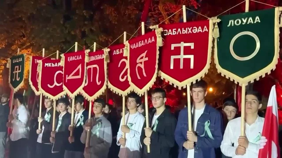 Тысячи людей пришли к памятнику махаджирам на сухумской набережной, чтобы почтить память жертв Кавказской войны