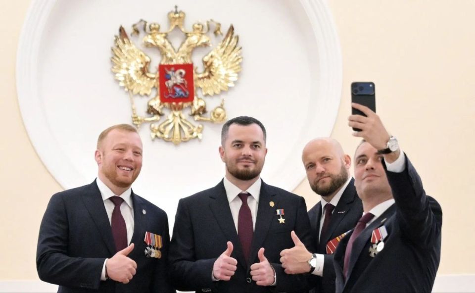 Герой России, выпускник первого потока кадровой программы "Время Героев" Юрий Абаев сегодня перед встречей с президентом Владимиром Путиным