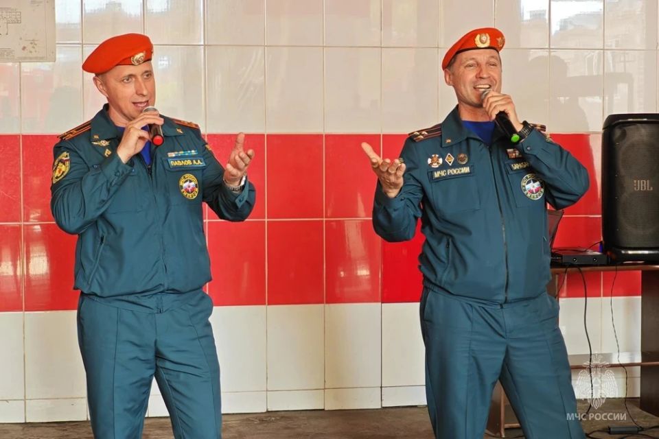 С песней в сердце — боевому братству: агитбригада МЧС России посетила Донецкую Народную Республику С песней в сердце — боевому братству: агитбригада МЧС России посетила Донецкую Народную Республику