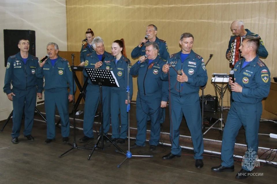 С песней в сердце — боевому братству: агитбригада МЧС России посетила Донецкую Народную Республику С песней в сердце — боевому братству: агитбригада МЧС России посетила Донецкую Народную Республику