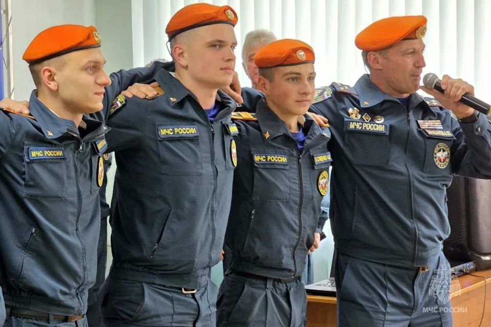 С песней в сердце — боевому братству: агитбригада МЧС России посетила Донецкую Народную Республику С песней в сердце — боевому братству: агитбригада МЧС России посетила Донецкую Народную Республику