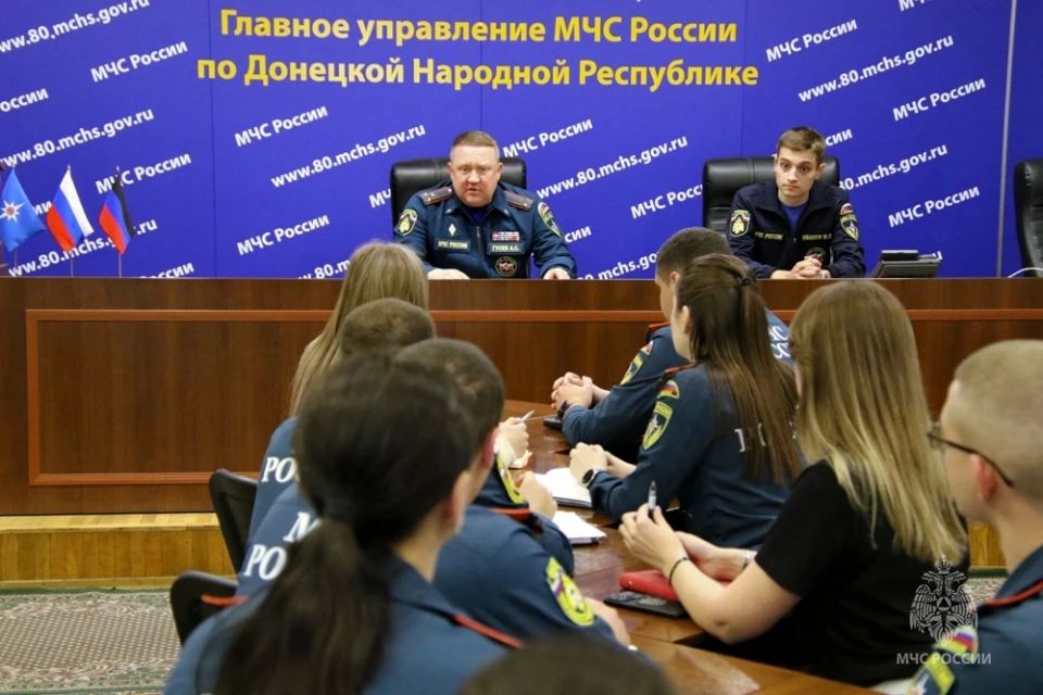 С песней в сердце — боевому братству: агитбригада МЧС России посетила Донецкую Народную Республику С песней в сердце — боевому братству: агитбригада МЧС России посетила Донецкую Народную Республику