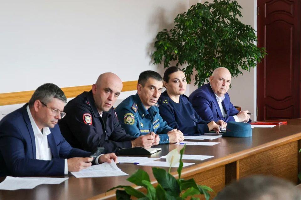 В мэрии Владикавказа под председательством первого заместителя главы АМС города Зураба Дзоблаева прошло заседание Комиссии по предупреждению и ликвидации чрезвычайных ситуаций и обеспечению пожарной безопасности МО... В мэрии Владикавказа под председательством первого заместителя главы АМС города Зураба Дзоблаева прошло заседание Комиссии по предупреждению и ликвидации чрезвычайных ситуаций и обеспечению пожарной безопасности МО...