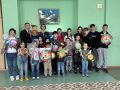 Во дворе Центра социальной реабилитации несовершеннолетних "Доброе Сердце", среди высоких деревьев и ярких цветов, царит теплая, уютная атмосфера