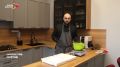 Молодой повар Махар Дьяконов превратил свою кухню в маленький цех, где ежедневно создает настоящие кулинарные шедевры и радует ими клиентов