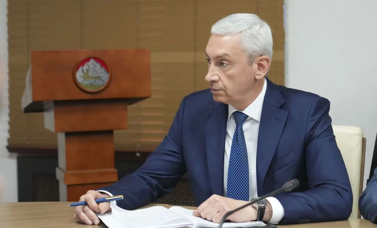 Глава РСО – Алания Сергей Меняйло провел еженедельное аппаратное совещание с участием руководителей органов исполнительной власти и муниципальных образований, представителей правоохранительных и надзорных структур республики Глава РСО – Алания Сергей Меняйло провел еженедельное аппаратное совещание с участием руководителей органов исполнительной власти и муниципальных образований, представителей правоохранительных и надзорных структур республики