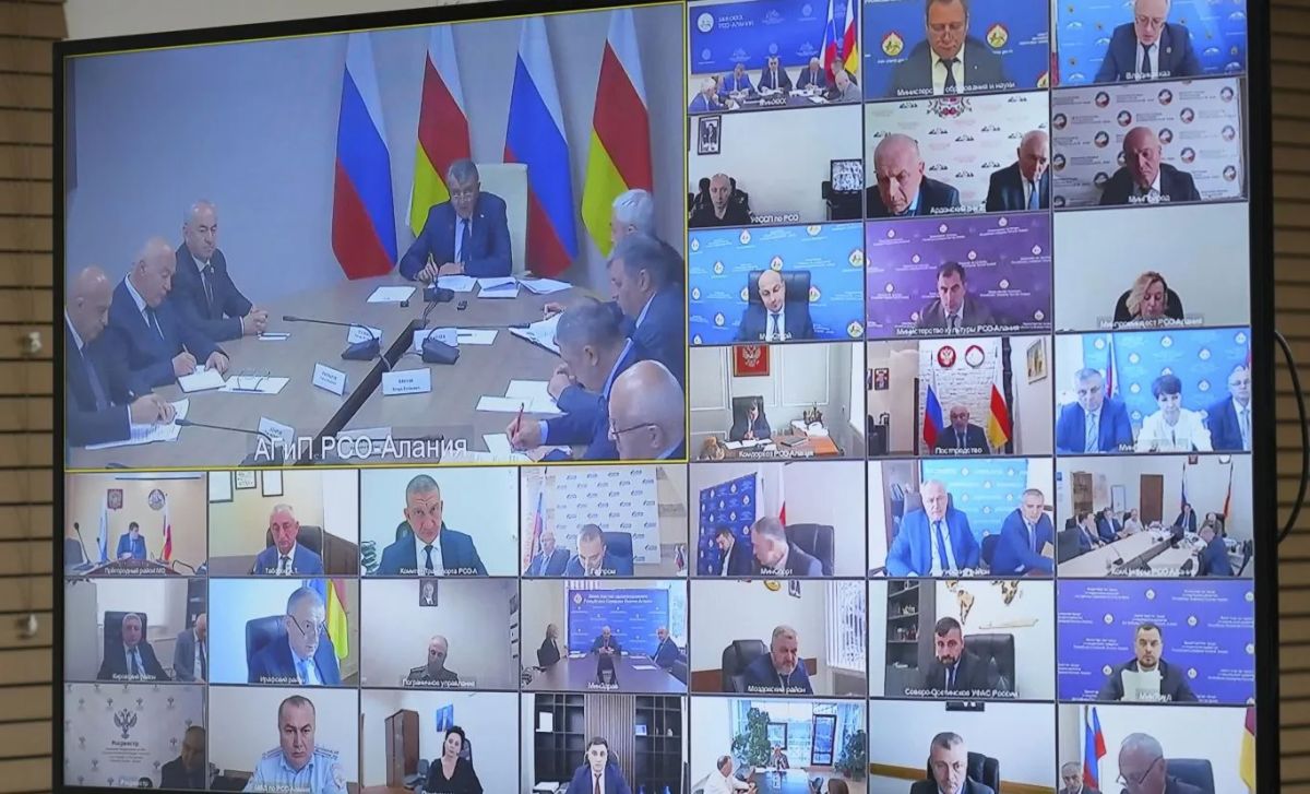Глава РСО – Алания Сергей Меняйло провел еженедельное аппаратное совещание с участием руководителей органов исполнительной власти и муниципальных образований, представителей правоохранительных и надзорных структур республики Глава РСО – Алания Сергей Меняйло провел еженедельное аппаратное совещание с участием руководителей органов исполнительной власти и муниципальных образований, представителей правоохранительных и надзорных структур республики