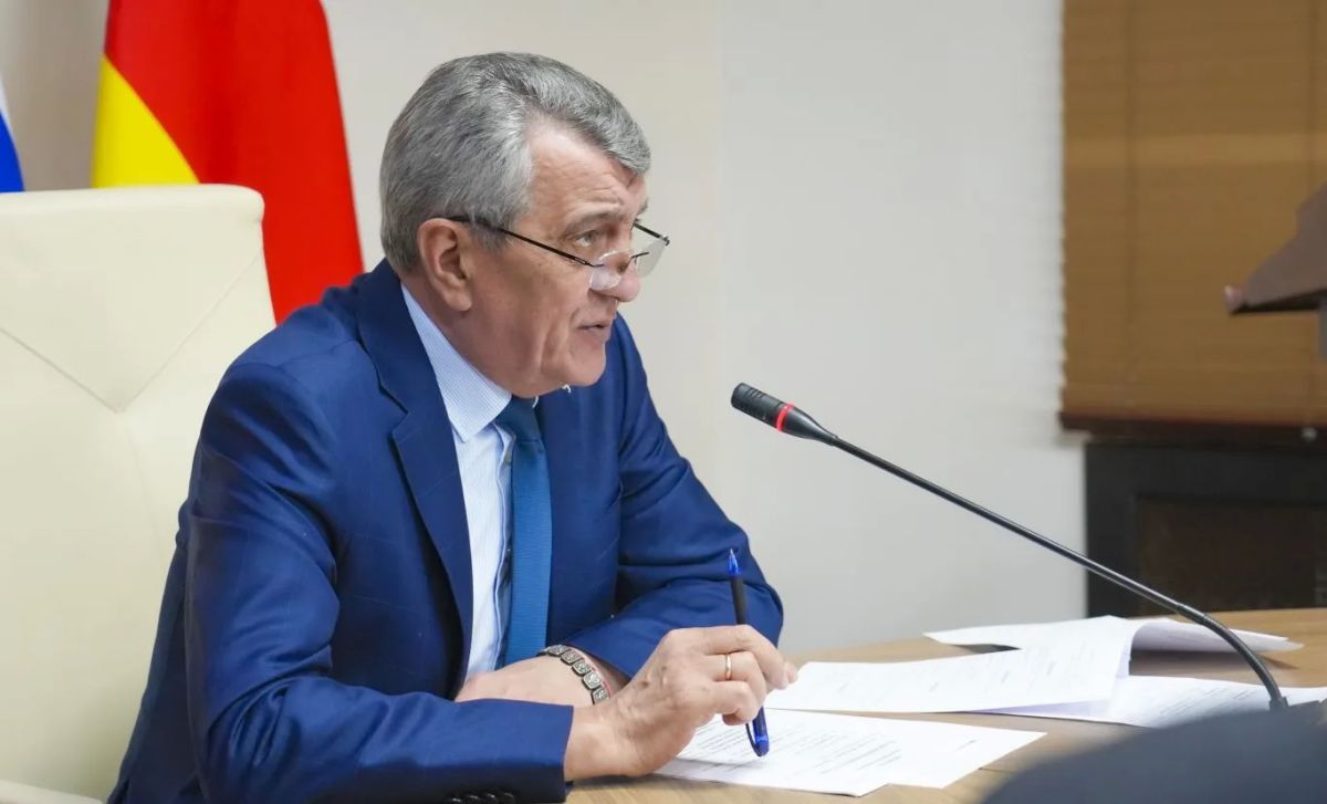 Глава РСО – Алания Сергей Меняйло провел еженедельное аппаратное совещание с участием руководителей органов исполнительной власти и муниципальных образований, представителей правоохранительных и надзорных структур республики Глава РСО – Алания Сергей Меняйло провел еженедельное аппаратное совещание с участием руководителей органов исполнительной власти и муниципальных образований, представителей правоохранительных и надзорных структур республики
