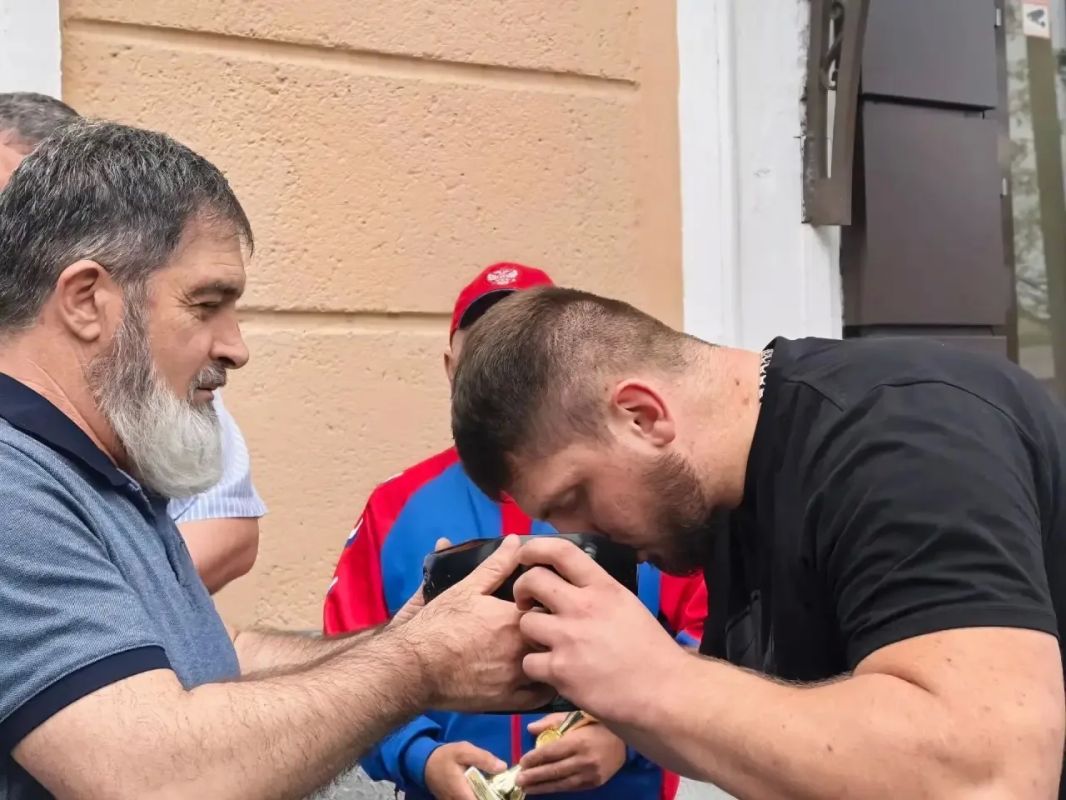 Во Владикавказе торжественно встретили триумфаторов Всероссийских соревнований «Кубок Отечества» по армрестлингу среди ветеранов специальной военной операции с поражением опорно-двигательного аппарата Во Владикавказе торжественно встретили триумфаторов Всероссийских соревнований «Кубок Отечества» по армрестлингу среди ветеранов специальной военной операции с поражением опорно-двигательного аппарата