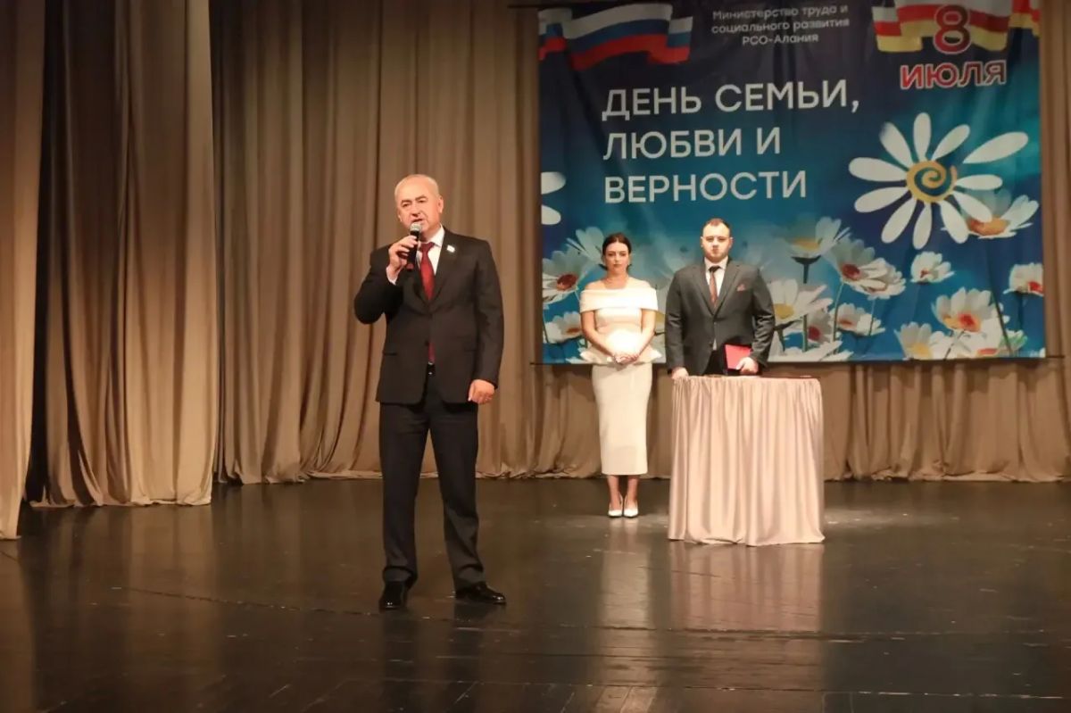 Праздничная атмосфера, много цветов, поздравления – в Академическом русском театре им. Е. Вахтангова торжественно отметили День семьи, любви и верности Праздничная атмосфера, много цветов, поздравления – в Академическом русском театре им. Е. Вахтангова торжественно отметили День семьи, любви и верности