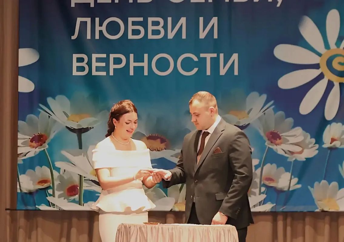 Праздничная атмосфера, много цветов, поздравления – в Академическом русском театре им. Е. Вахтангова торжественно отметили День семьи, любви и верности Праздничная атмосфера, много цветов, поздравления – в Академическом русском театре им. Е. Вахтангова торжественно отметили День семьи, любви и верности