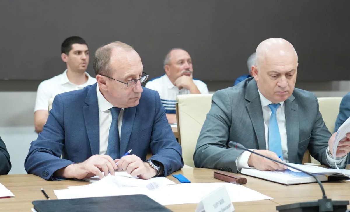 Глава РСО – Алания Сергей Меняйло провел совещание по ситуации, складывающейся на топливно-энергетическом рынке Глава РСО – Алания Сергей Меняйло провел совещание по ситуации, складывающейся на топливно-энергетическом рынке