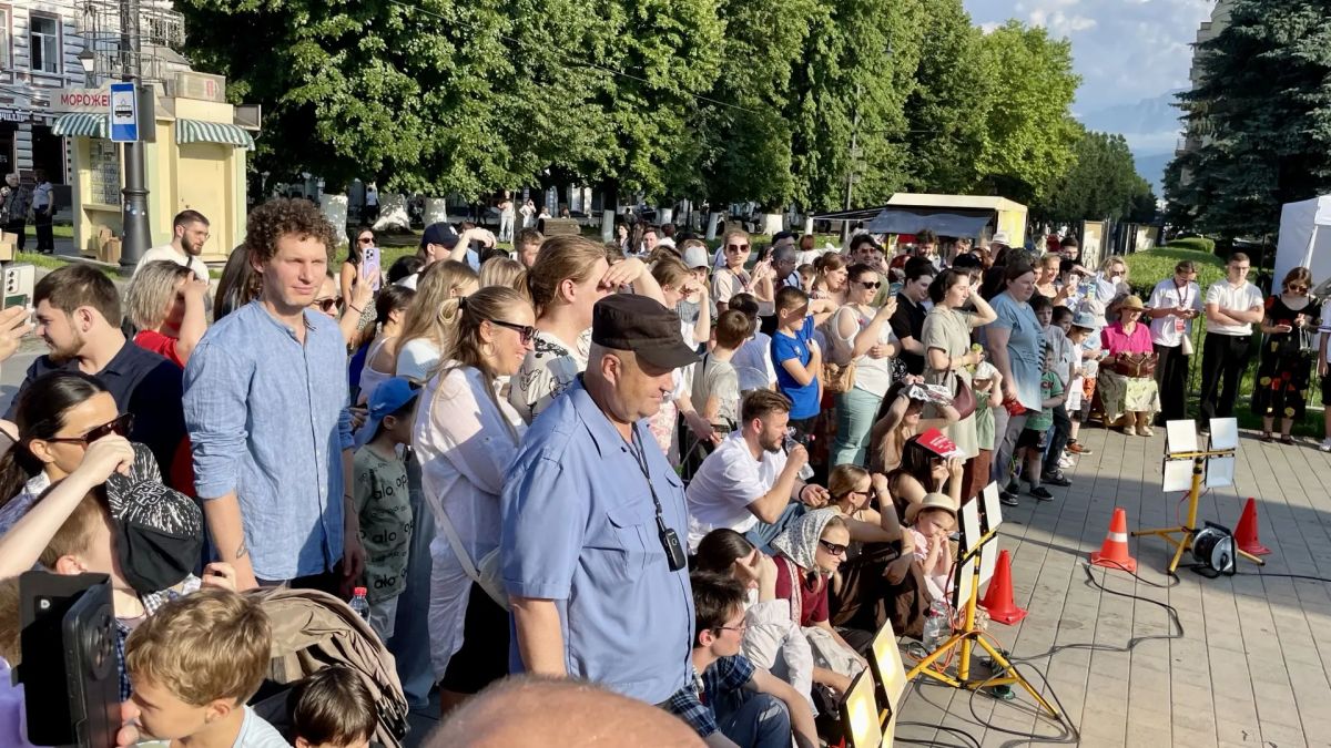 В Центральном парке Владикавказа и на проспекте Мира в рамках фестиваля «Вахтангов В Центральном парке Владикавказа и на проспекте Мира в рамках фестиваля «Вахтангов