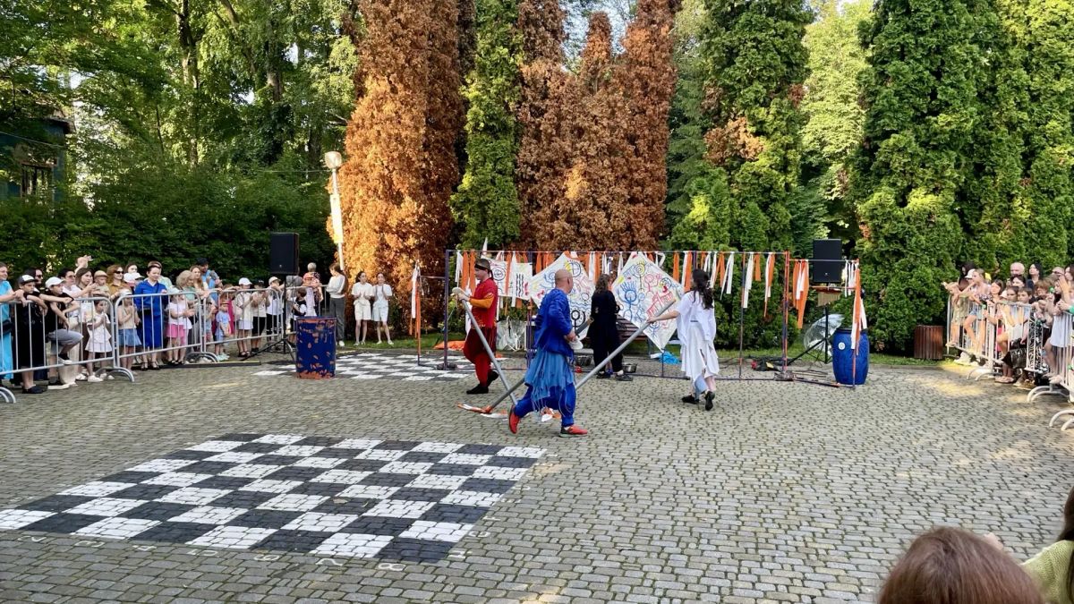 В Центральном парке Владикавказа и на проспекте Мира в рамках фестиваля «Вахтангов В Центральном парке Владикавказа и на проспекте Мира в рамках фестиваля «Вахтангов
